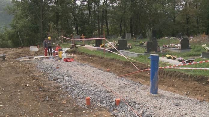 Oprava parkoviska na cintorín, kde sú pochovaní vojaci z I. svetovej vojny.