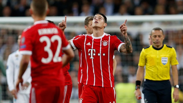 James Rodríguez z Bayernu oslavuje svoj zásah v odvete semifinále LM na pôde Realu.