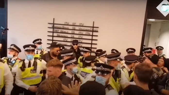 Do sídla televízie ITN vnikli antivaxeri