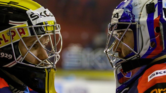 Na snímke vľavo brankár Denis Godla (Team Repre SR A) a brankár Ján Laco (Team Tipsport Liga).