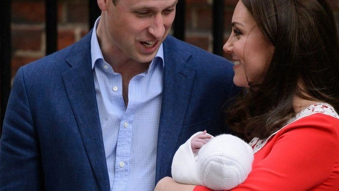 Kate Middleton a princ William ukázali synčeka nadšenému davu. 