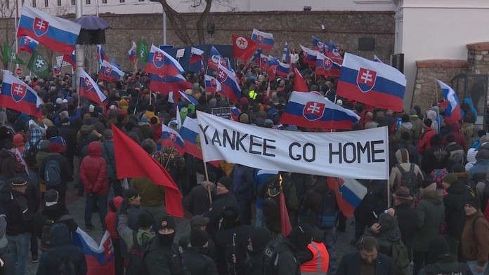 Dav ľudí zaplnil námestie Alexandra Dubčeka, aby vyjadril odpor voči podpisu obrannej dohody s USA.