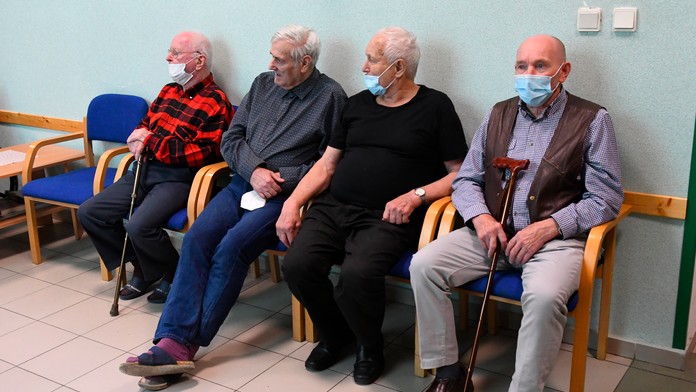 Dôchodcovia z Domova dôchodcov v Spišskej Novej Vsi, ktorí pri požiari prišli o strechu nad hlavou.