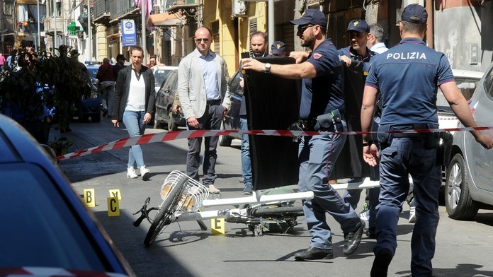 Polícia zaisťuje miesto vraždy mafiánskeho bossa Giuseppe Dainottiho.