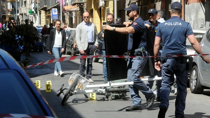 Polícia zaisťuje miesto vraždy mafiánskeho bossa Giuseppe Dainottiho.