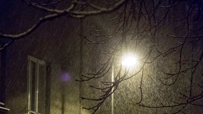 Nočné sneženie v bratislavských uliciach.