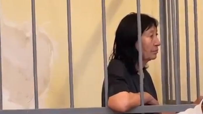 Podvedenú dôchodkyňu, ktorá podpálila ruské náborové centrum, odsúdili za terorizmus