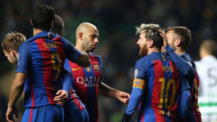 Radosť hráčov FC Barcelona po góle Lionela Messiho (druhý sprava) v dueli LM na pôde Celticu Glasgow.