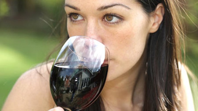 Žena s pohárom vína