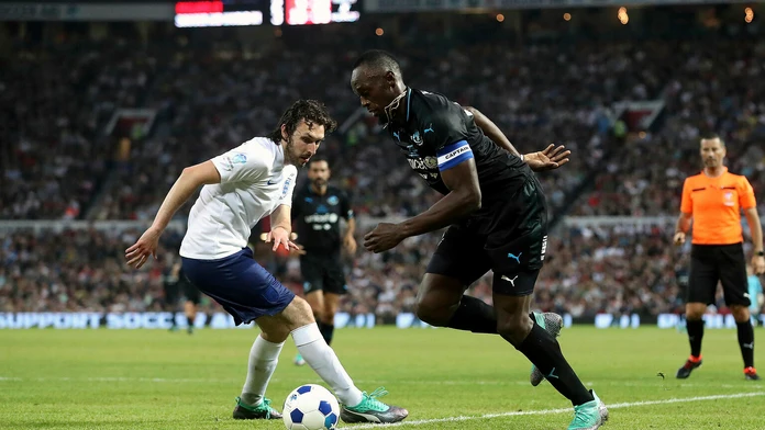 Usain Bolt z výberu sveta počas exhibičného futbalového zápasu na podporu UNICEF na štadióne Old Trafford v Manchestri.