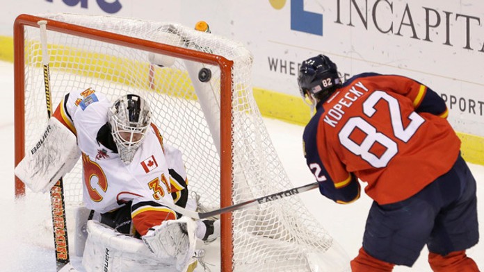 Útočník Floridy Tomáš Kopecký (vpravo) a brankár Calgary Karri Ramo.