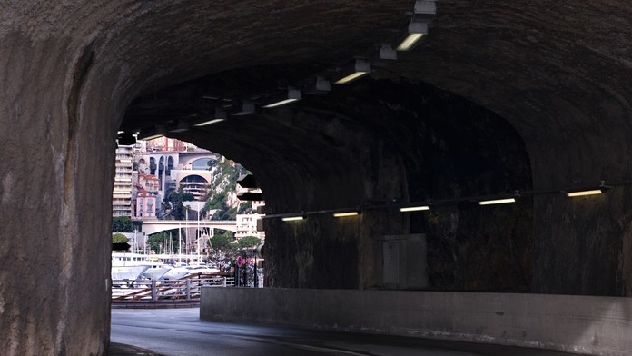 Jedna z najtragickejších nehôd v Monaku. Auto v centre mesta narazilo do steny tunela, traja mŕtvi