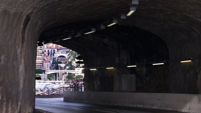 Jedna z najtragickejších nehôd v Monaku. Auto v centre mesta narazilo do steny tunela, traja mŕtvi