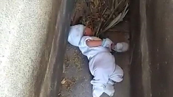 Bábätko nechala matka ležať na zemi na cintoríne