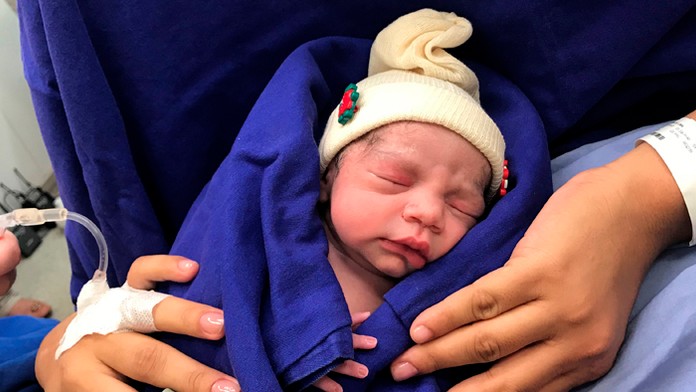 Na snímke z 15. decembra 2017 je dievčatko, ktoré sa narodilo žene s transplantovanou maternicou od mŕtvej darkyne.