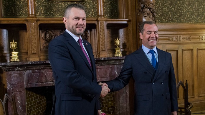 Mladý vodič sa s autom viackrát prevrátil.