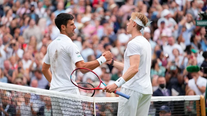 Novak Djokovič si podáva ruku s porazeným Kanaďanom Denisom Shapovalovom.