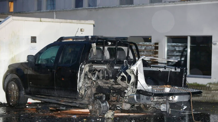 Vrak auta po výbuchu vo švédskom meste Malmö
