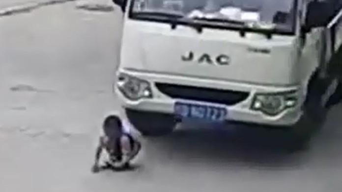 Chlapcovi prešiel po chrbte nákladiak.