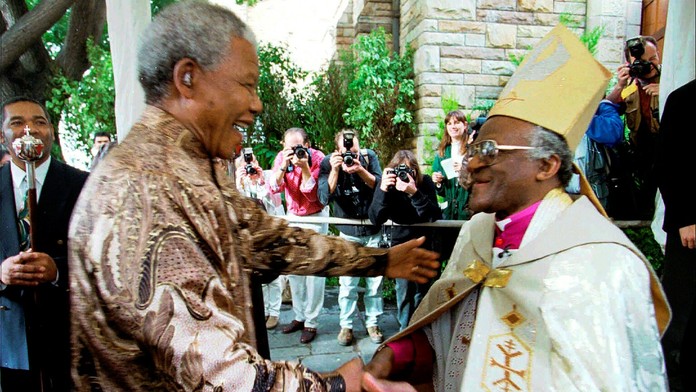 Desmond Tutu a Nelson Mandela.