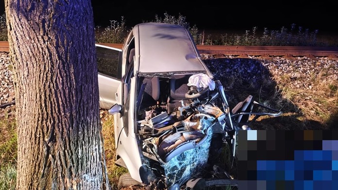 Tragédia na východe Slovenska. Život mladého vodiča vyhasol po silnom náraze do stromu