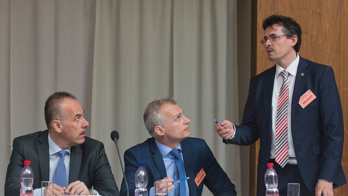 Zľava prezident SZĽH Igor Nemeček, generálny sekretár SZĽH Róbert Pukalovič a člen VV SZĽH Lukáš Machata.