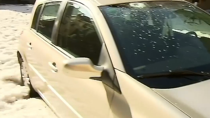 Krúpy ničili autá.