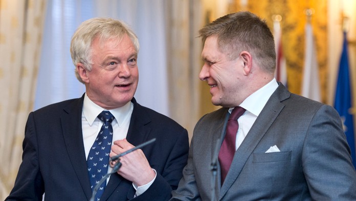 Minister Spojeného kráľovstva pre odchod Veľkej Británie z únie David Davis a premiér Robert Fico.