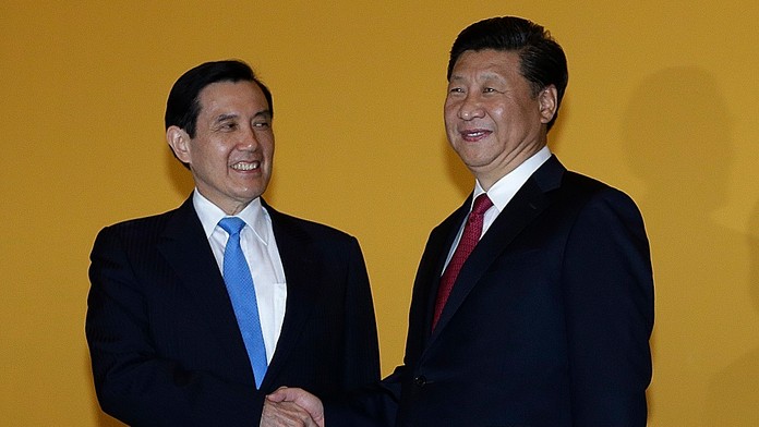 Prezidenti Číny a Taiwanu si podali ruky.