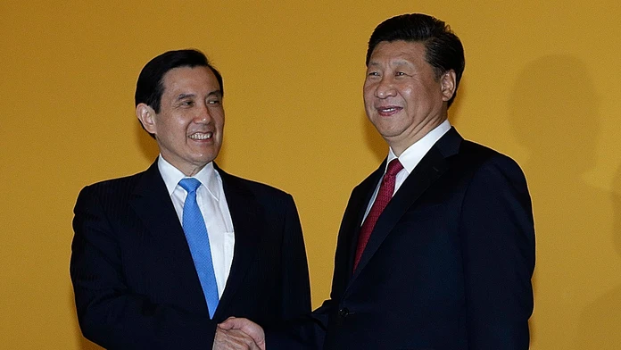 Prezidenti Číny a Taiwanu si podali ruky.