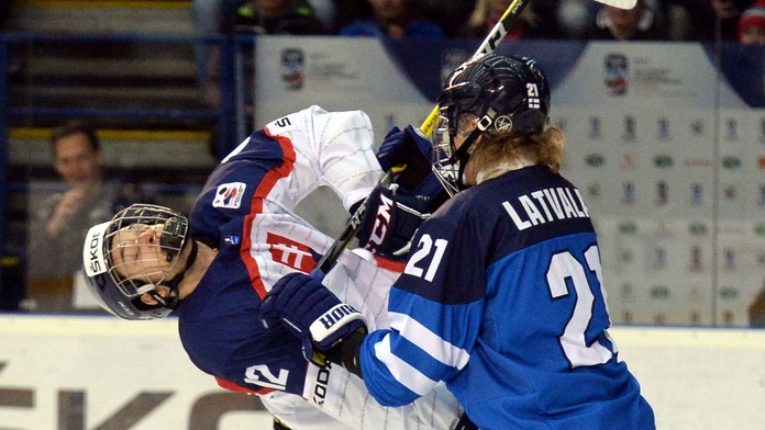 Reprezentant SR do 18 rokov Filip Krivošík (vľavo) v súboji s Fínom Ottom Latvalom na MS.