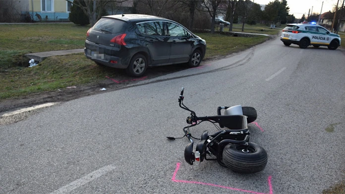 Opitý vodič zrazil v Sikeničke 16-ročné dievča na kolobežke.