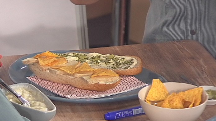 Zdravý sendvič s čipsami.