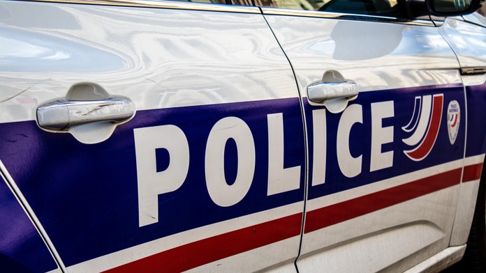 Šokujúci prípad z Francúzska. Muž 12 rokov držal manželku v zajatí, polícia našla v byte mučiace lavice