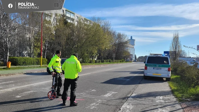 V Trnave na Bučianskej zrazilo auto školáčku na priechode pre chodcov.