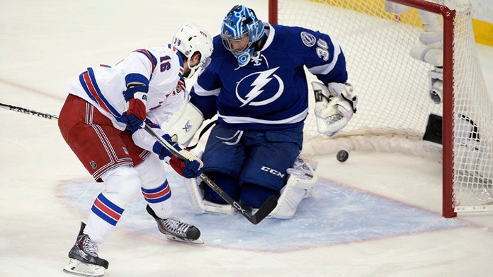 Center New Yorku Rangers Derick Brassard strieľa gól brankárovi Tampy Benovi Bishopovi v šiestom zápase finále Východnej konfere