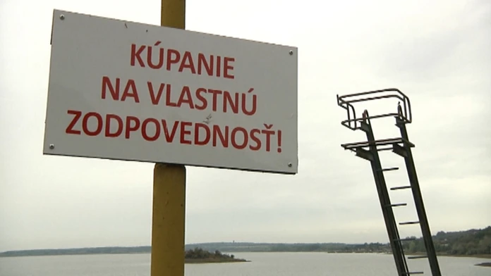 Tabuľa na mieste, kde nie sú plavčíci na Zemplínskej šírave.