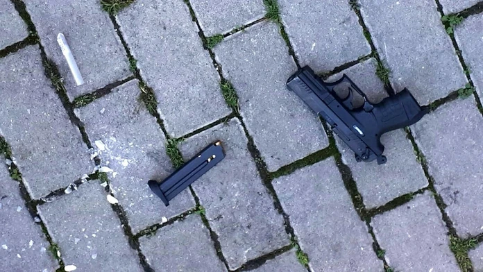 Policajti na mieste činu zaistili zbraň aj kryštalickú látku.