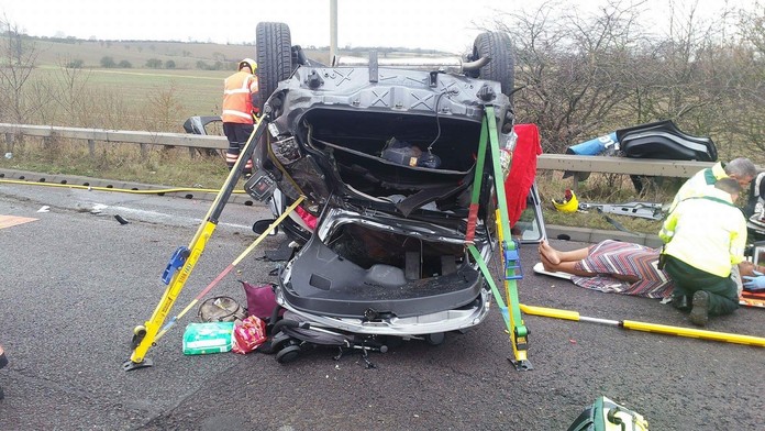 VIDEO: Šialená jazda matky s dieťaťom v aute. Preletela ponad kruhový objazd