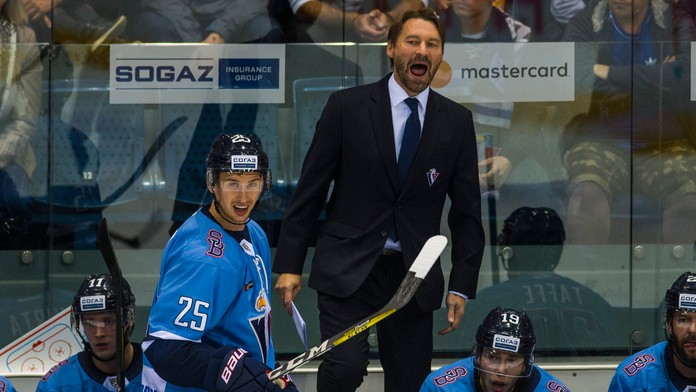 Tréner HC Slovan Bratislava Vladimír Országh v dueli proti Soči.