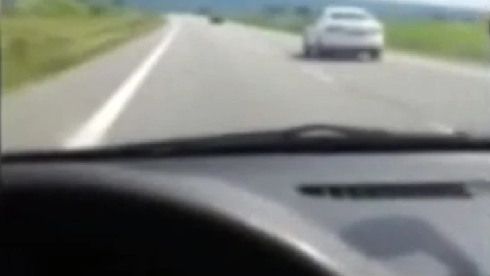 Šialená jazda. Mladík si natočil vlastnú smrť na mobil.