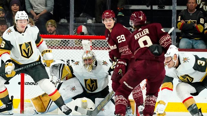 Hokejista Arizony Coyotes Clayton Keller (druhý sprava) strieľa gól v zápase zámorskej hokejovej NHL Arizona Coyotes - Vegas Golden Knights.
