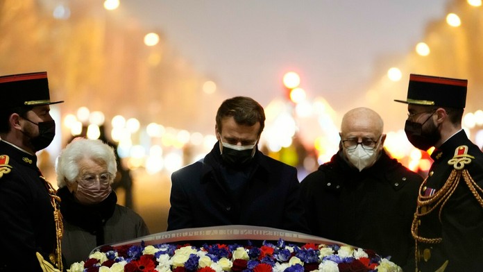 Emmanuel Macron s preživšou Auschwitzkého tábora Esther Senot