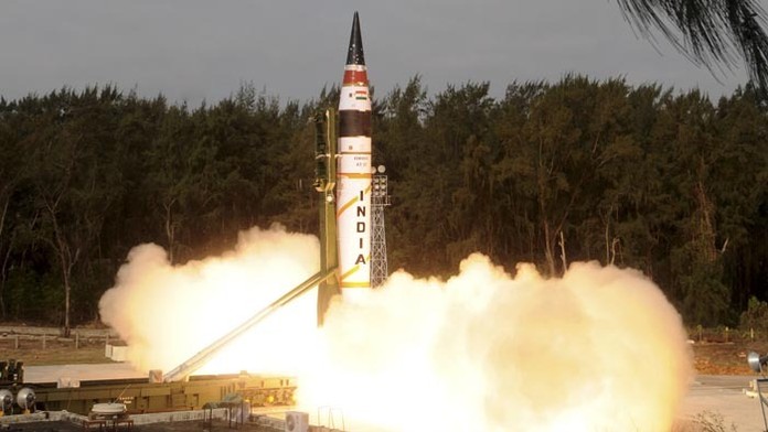 India úspešne otestovala interkontinentálnu raketu vlastnej výroby, schopnú niesť jadrové hlavice.