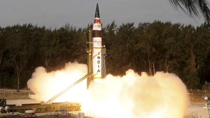 India úspešne otestovala interkontinentálnu raketu vlastnej výroby, schopnú niesť jadrové hlavice.