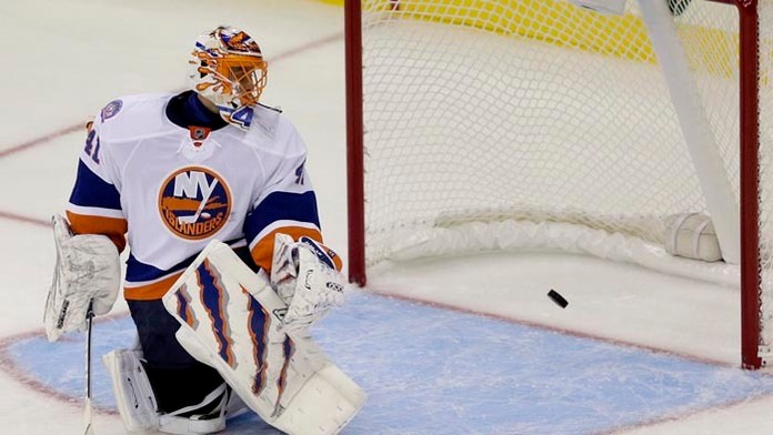 Brankár Jaroslav Halák z New Yorku Islanders dostáva gól.