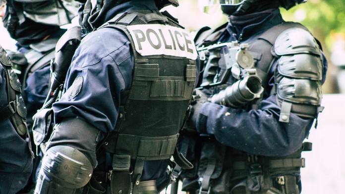 Pred vlakovou stanicou v Nemecku sa pohádali traja muži. Došlo aj k streľbe