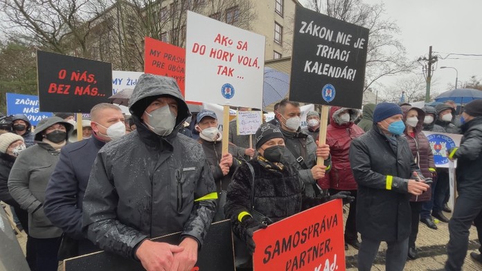 Starostovia a primátori protestovali pred úradom vlády.