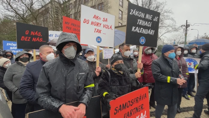 Starostovia a primátori protestovali pred úradom vlády.
