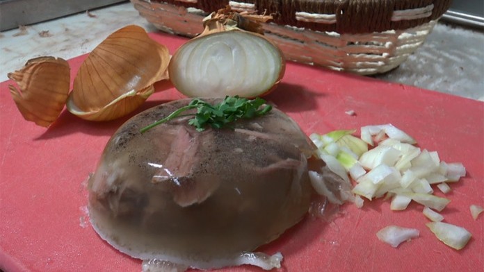 Prichádza čas huspeniny. Viete, aká je najhlavnejšia ingrediencia?